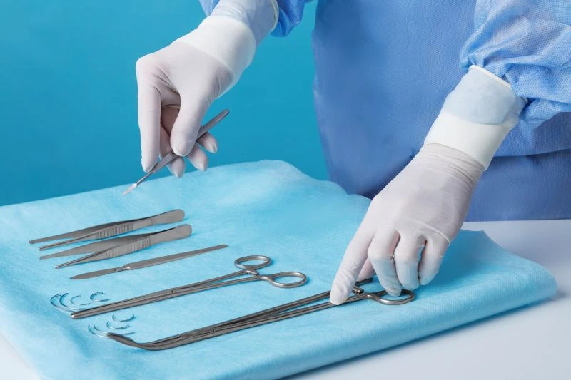 medic-holding-tray-instruments2